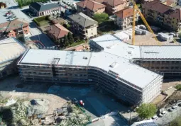 Una parte importante delle nuove entrate è destinata agli arredi del nuovo polo scolastico. La ditta costruttrice si è impegnata ieri con il Sindaco a consegnare al Comune l'edificio finito  entro la fine dell'anno per essere arredato